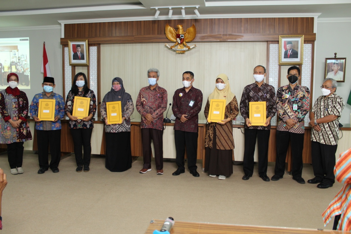 Foto penyerahan sertifikat di Ruang Senat Gedung UST Pusat